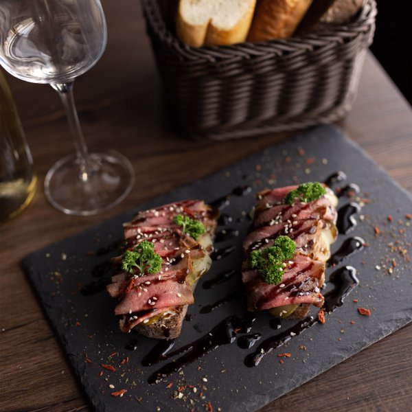 Брускетта с ростбифом